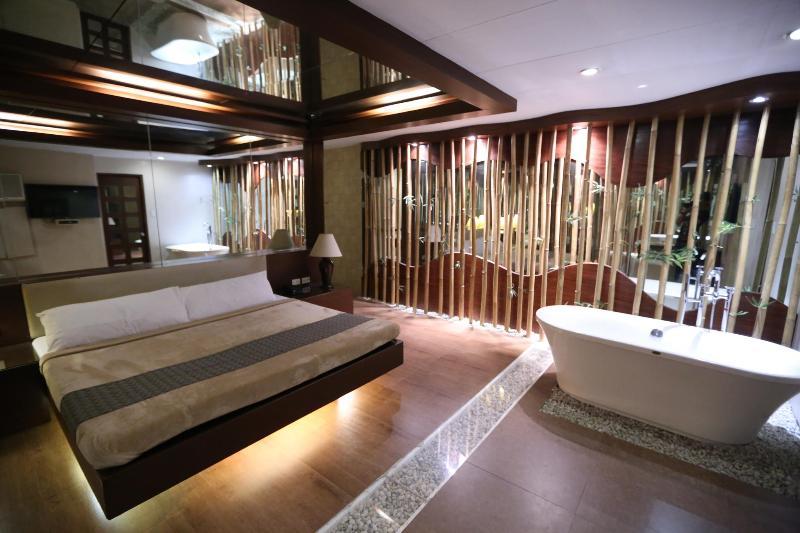 Victoria Court Suites Pasig Екстер'єр фото