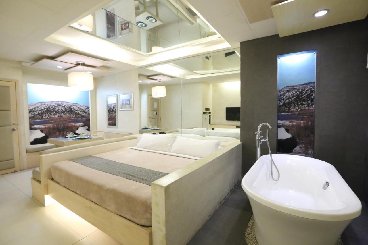 Victoria Court Suites Pasig Екстер'єр фото