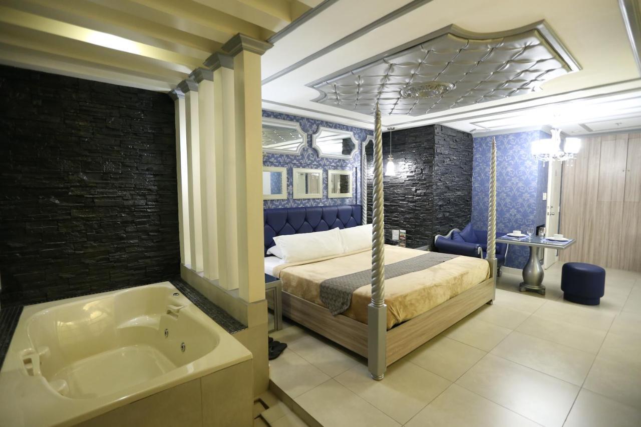 Victoria Court Suites Pasig Екстер'єр фото