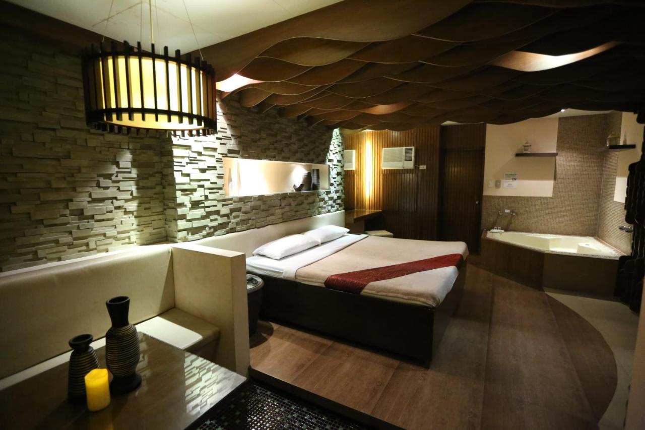 Victoria Court Suites Pasig Екстер'єр фото