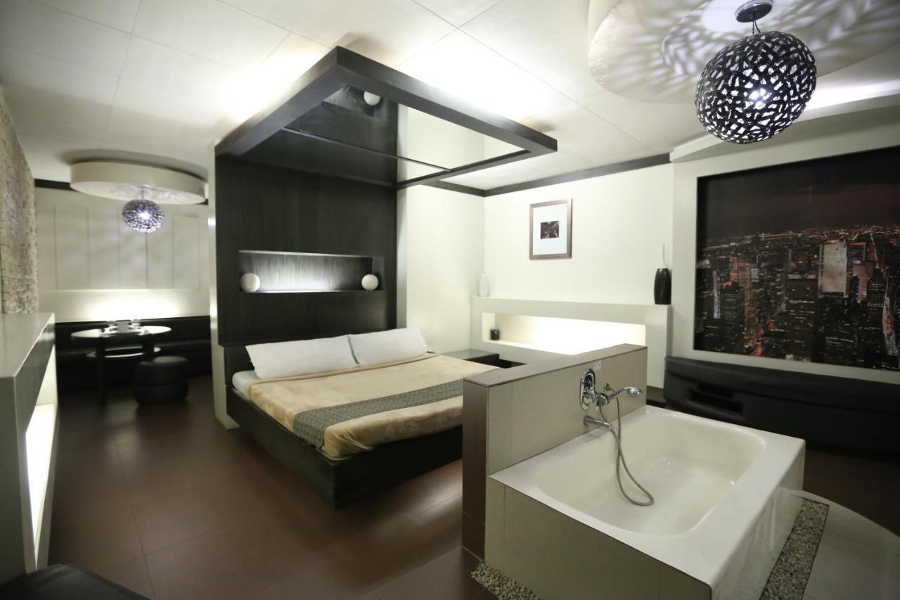 Victoria Court Suites Pasig Екстер'єр фото